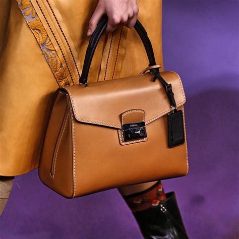 foto interno borse prada 2015|Borse Prada: tutte le tendenze per la Primavera.